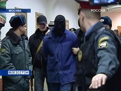 Tichonov förs till häktningsförhandlingen. Foto: Vesti.ru