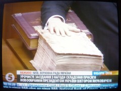 Med handen på Konstitutionen och Bibeln. Janukovytj svär ämbetsäden.
