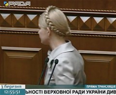 Tymosjenko lämnar parlamentet efter sitt brandtal mot Janukovytjs antiukrainska diktatur.