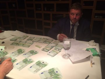Guvernören Nikita Belych med de påstådda mutpengarna. Foto: sledcom.ru