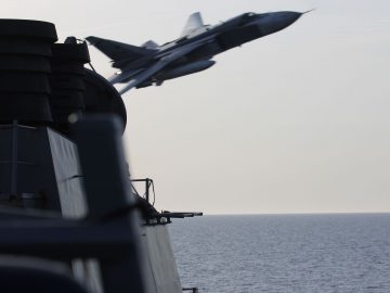 Ryskt attackflyg passerar på några meters avstånd från ett amerikanskt örlogsfartyg. 
