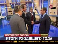 Medvedev skakar hand med sina tv-chefer.