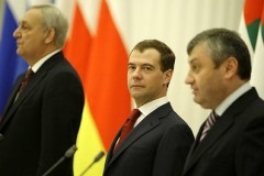 Sergej Bagapsj, Dmitrij Medvedev och Eduard Kokojty. Foto: Kremlin.ru