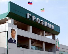 Flygplatsen i Gronyj, med porträtt av Dmitrij Medvedev och Achmad Kadyrov, Ramzan Kadyrovs mördade far.