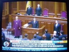 Janukovytj avlägger ämbetsed.