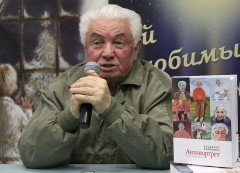 Vladimir Vojnovitj presenterar sin självbiografi i Moskva.