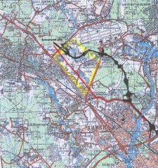 Svart: den planerade sträckningen genom skogen. Röd: en tidigare föreslagen variant.