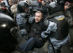 Arkivfoto: Lev Ponomarjov grips av kravallpolis vid en demonstration.