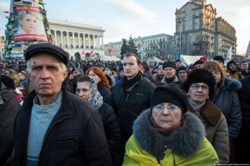 Demonstranter på Självständighetstorget hedrar de döda. Foto: Ilja Varlamov – zyalt.livejournal.com/