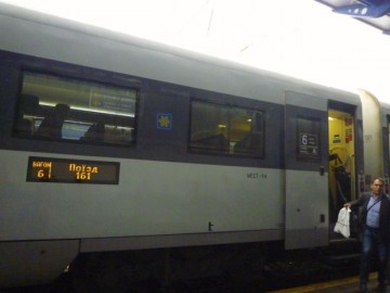 Tåget till Kiev. Skylten är på ukrainska.