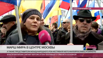 Irina Prochorova och Andrej Makarevitj på fredsmarschen.