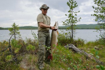 En stark man på fisketur.