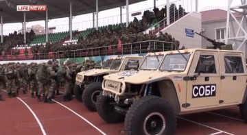 Kadyrovs trupper på stadion i Groznyj. Skärmbild från LifeNews.