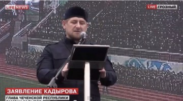 Ramzan Kadyrov talar på stadion i Groznyj. Skärmbild från LifeNews.