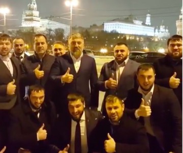 Tjetjenska parlamentariker på bron där Boris Nemtsov mördades.