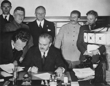 Molotov-Ribbentroppakten skrivs under i Kreml den 23 augusti 1939.