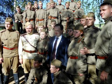 Kulturminister Vladimir Medinskij besöker ett militärpatriotiskt läger utanför Moskva. Foto: Leonrid CC